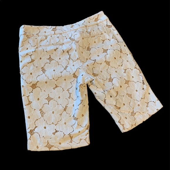 Eci New York  lined bone colored  floral lace shorts, size 6 - Picture 2 of 8